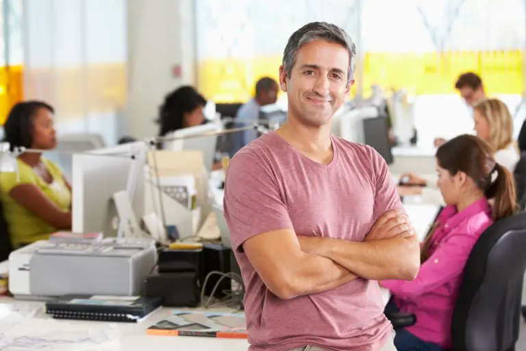 worker in casual dress code