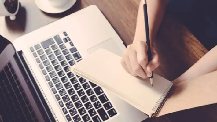 Business,Situation,,Female,Using,Laptop,To,Get,Information,And,Memo