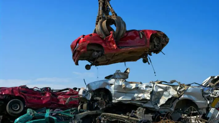 Crane,Picking,Up,A,Car,In,A,Junkyard