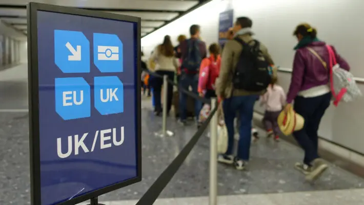 View,Of,A,Generic,Uk/eu,Lane,Sign,As,Air,Travellers