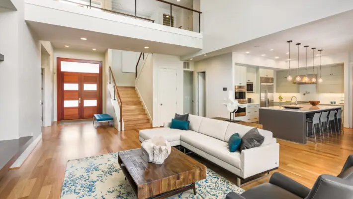 Beautiful,And,Large,Living,Room,Interior,With,Hardwood,Floors,And