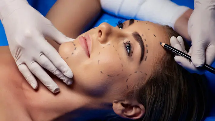 Woman,In,Surgery,Room,Lieing,On,Surgical,Table,For,Bueauty
