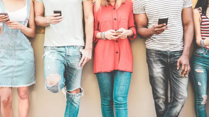Group,Of,Millennial,Friends,Watching,Smart,Mobile,Phones,-,Teenagers
