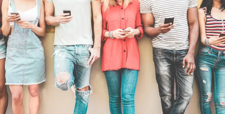Group,Of,Millennial,Friends,Watching,Smart,Mobile,Phones,-,Teenagers