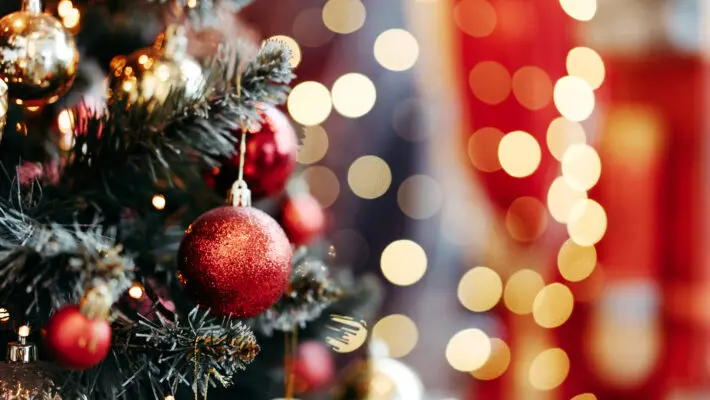 Close,Up,Of,Balls,On,Christmas,Tree.,Bokeh,Garlands,In