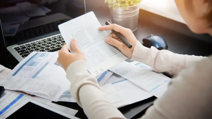 More than 400,000 small businesses could go under because customers are failing to pay their bills on time, a survey has warned.