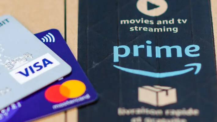 Amazon has reversed a decision to ban its customers from using UK-issued Visa credit cards as the two companies continue to try to resolve a dispute over payment fees.