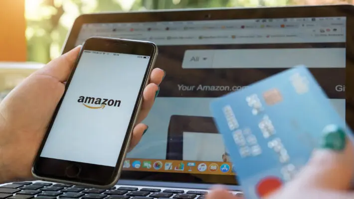 Amazon will continue to accept Visa credit cards after striking an international agreement with the payments group.