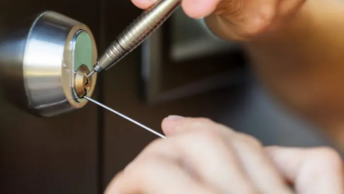 Closeup,Of,Locksmith,Hands,Using,Pick,Tools,To,Open,Locked