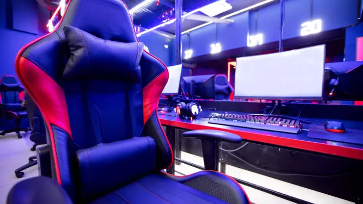 Professional,Gamers,Cafe,Room,With,Powerful,Personal,Computer,Game,Chair