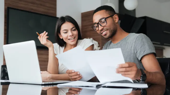 Women and men in coworking couples are disproportionately more likely to have similar earnings, finds new research from Aalto University School of Business.