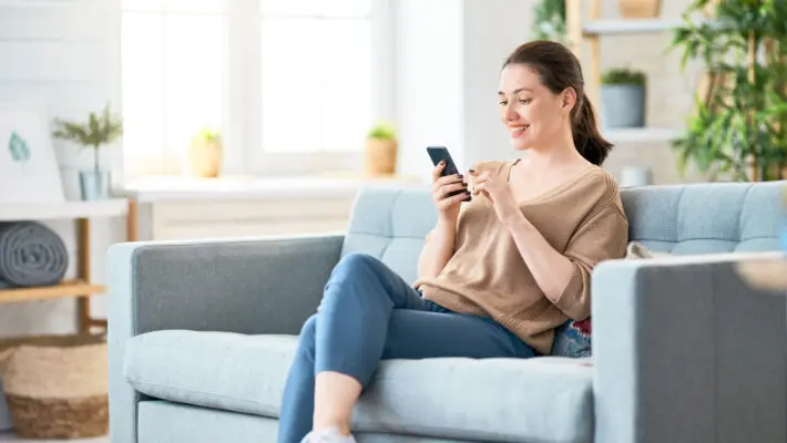 Happy,Casual,Beautiful,Woman,Is,Talking,On,A,Phone,Sitting