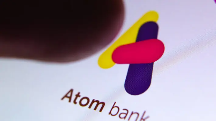 Atom Bank has pushed back its flotation by at least two years after tapping backers for another £30 million, giving it a post-deal valuation of £460 million.