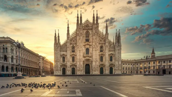 A small number of London-based derivatives traders at Goldman Sachs are to move to Milan in a further sign of the steady trickle of City workers relocating into the European Union following Brexit.