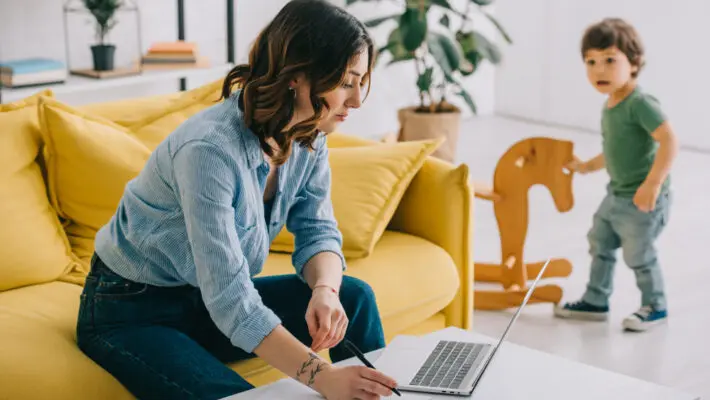 The number of fully remote jobs advertised in the UK fell for the eighth month in a row in December, reflecting employers’ determination for staff to be in the office for at least some of the week.