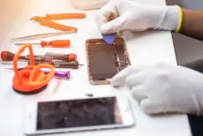 A firm that fixes smartphones is calling for an official device repair apprenticeship to be introduced.