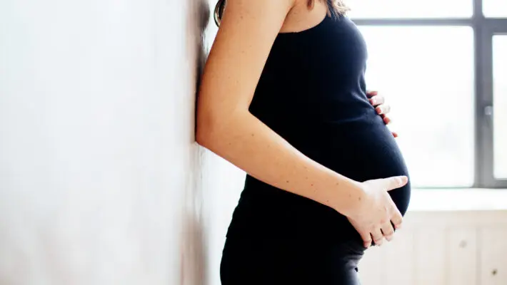 Pregnant,Lady,In,Black,Yoga,Clothes