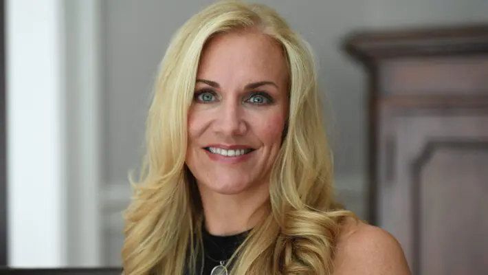 Julie roehm_headshot1 (1)