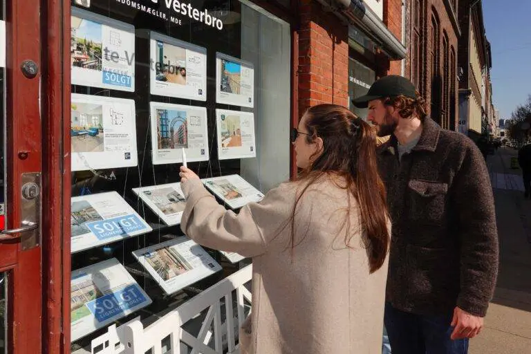 Rightmove has acquired a platform that displays reviews of property developments by residents for £8m.