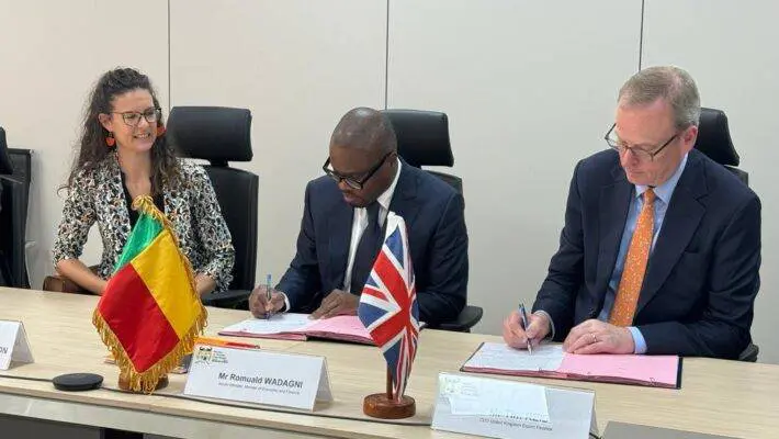 The Minister of Economy, Finance, and Denationalization Programs of Benin, Romuald Wadagni, officially signed a Memorandum of Understanding with Tim Reid, the CEO of UK Export Finance, in the presence of Harriet Thompson, Non-Resident Ambassador to Benin and Non-Resident High Commissioner to Togo.