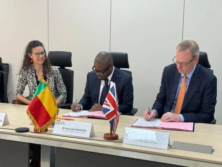 The Minister of Economy, Finance, and Denationalization Programs of Benin, Romuald Wadagni, officially signed a Memorandum of Understanding with Tim Reid, the CEO of UK Export Finance, in the presence of Harriet Thompson, Non-Resident Ambassador to Benin and Non-Resident High Commissioner to Togo.