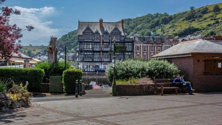 South Devon is a paradise for tourists, boasting scenic beaches, historical castles, museums, and gardens. It offers attractions suitable for visitors of all ages and interests.