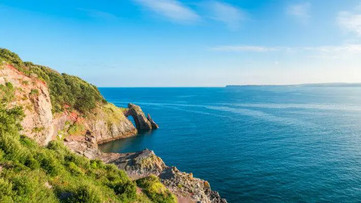 South Devon is a piece of heaven on Earth with its panoramic beauty and natural landscapes. It is a cool place in the Southwest of England and has everything such as forests, beaches, and big open spaces.