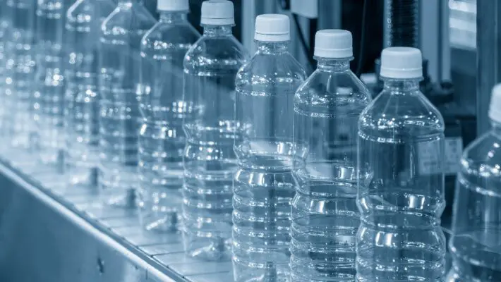 Choosing the right PET bottles manufacturer, like Rosinski, offers significant benefits. PET bottles are lightweight yet durable, making them easy to transport and handle.