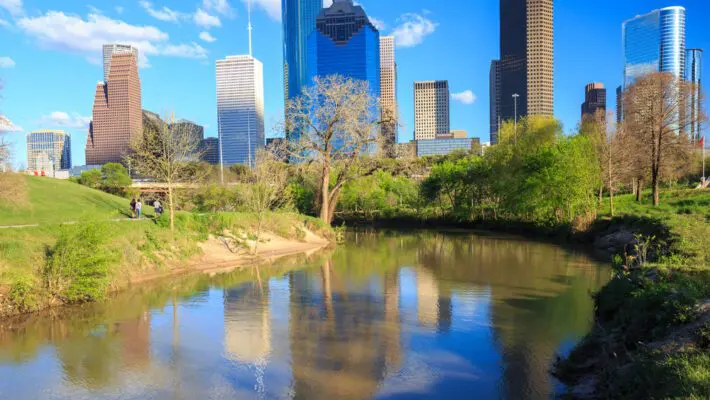 Texas is seeing an influx in individuals moving there from other states. This has led to some people wondering why the Lone Star state seems so attractive right now. As it turns out, there’s a lot about Texas that’s appealing to many individuals from various walks of life.