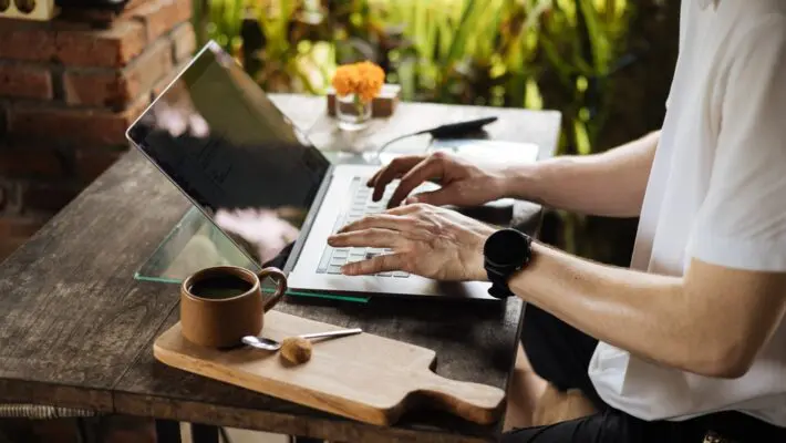 Shlomo Kubitshuk is a digital nomad who has transformed remote work into an art form. Originally from the United States, Shlomo now spends his time exploring different countries while managing his career online.