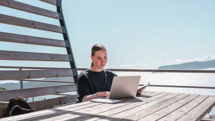 In the last few years, we have seen a steady increase in the number of people who choose the «digital nomad» lifestyle. These people can work remotely, traveling the world with only access to the Internet and the necessary equipment.