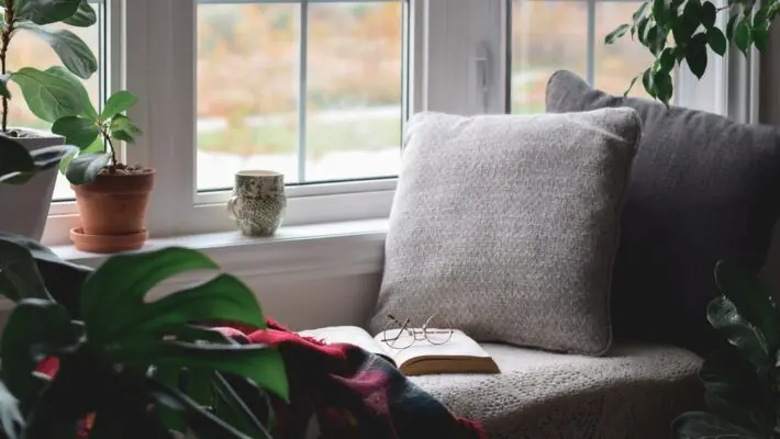 Many people are interested in creating a book nook to add a miniature scene to their bookshelf. These small dioramas can be built from scratch or made using ready-to-assemble Book Nook kits. Building one can be a rewarding way to express creativity and personalize a space.