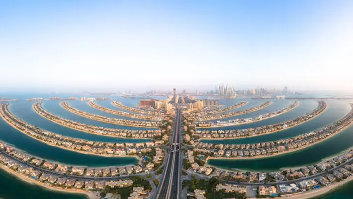 Palm Jumeirah’s villa neighbourhoods have a distinctive design language: calm, resort-like interiors that open generously to water views, with privacy handled in subtle, architectural ways.