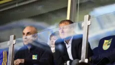 The UK government is facing mounting political pressure to unlock £2.5 billion in proceeds from the sale of Chelsea Football Club, as opposition figures warn further delays risk undermining support for Ukraine.