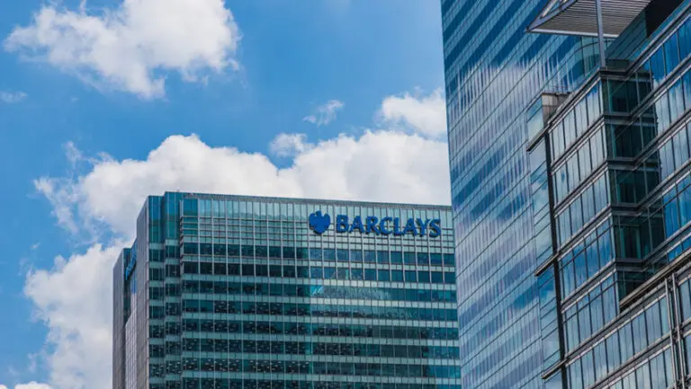 Barclays has taken long-term control of its global headquarters at Canary Wharf in a £750m deal that the lender and its landlord have hailed as a "strong endorsement" of the Docklands district and of the capital itself.
