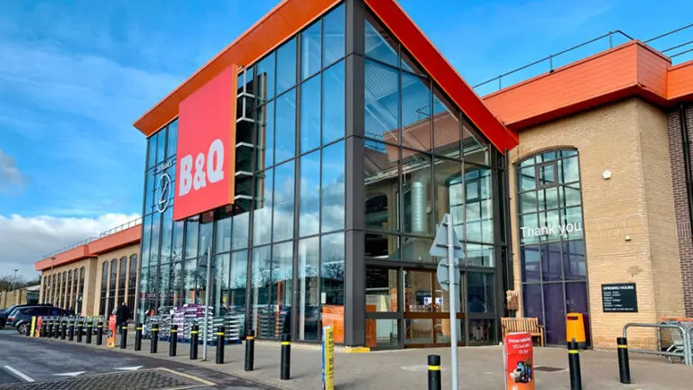 More than 650 businesses, including B&Q, Five Guys and Serco, have been named by the government for failing to pay some of their employees the minimum wage. The 658 employers on the list have repaid a total of about £4m to more than 27,000 workers.