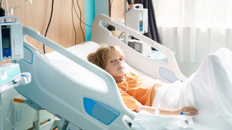 Parents of seriously ill children should be given three months of paid leave so they do not have to choose between holding down a job and being at their child's bedside, the children's commissioner for England has said.