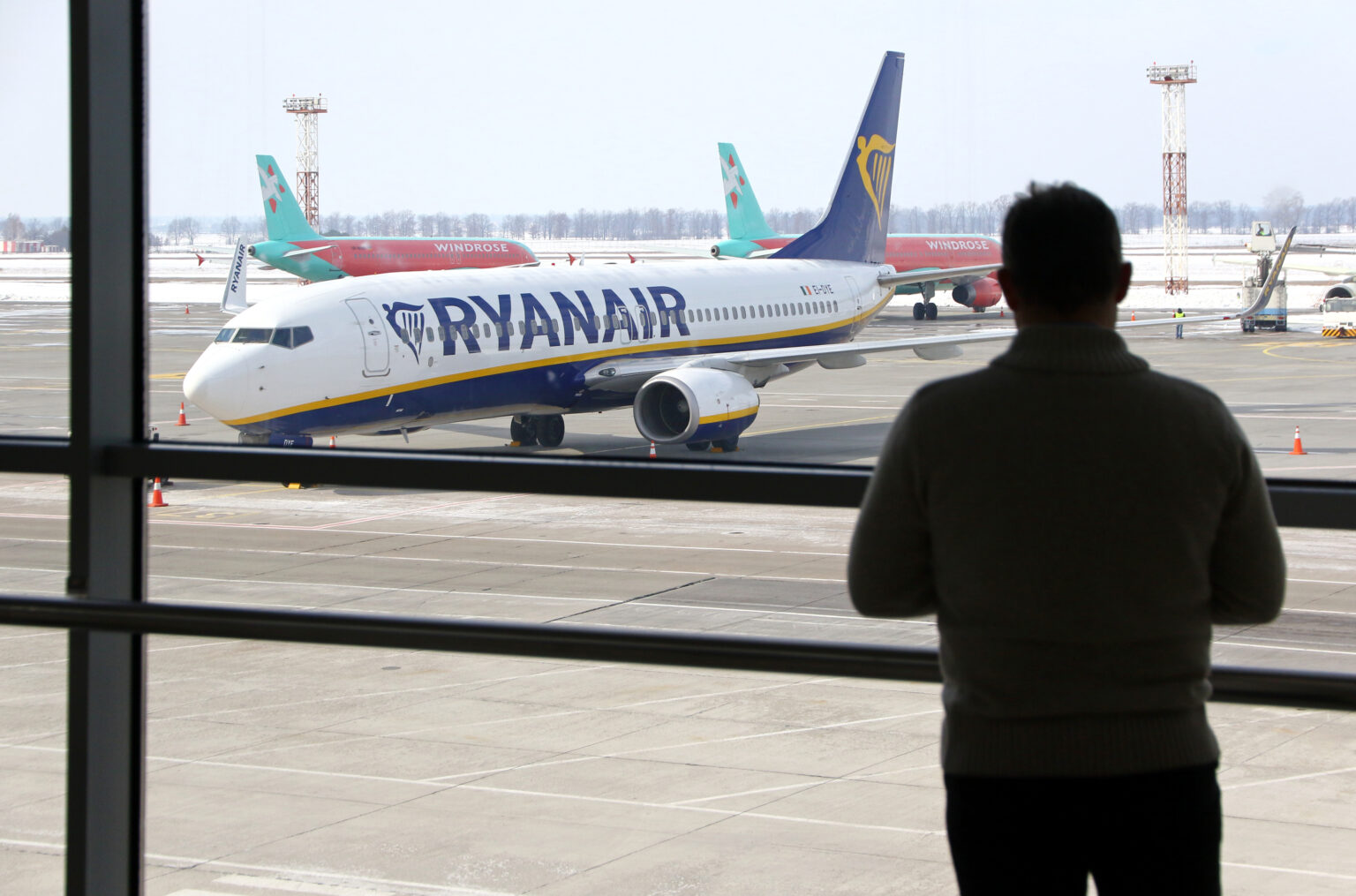 Ryanair forecasts 100m passengers in financial year as bookings soar