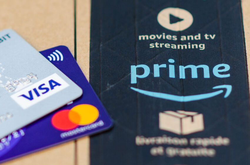 Amazon has reversed a decision to ban its customers from using UK-issued Visa credit cards as the two companies continue to try to resolve a dispute over payment fees.
