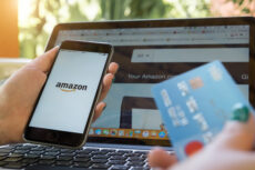 Amazon will continue to accept Visa credit cards after striking an international agreement with the payments group.