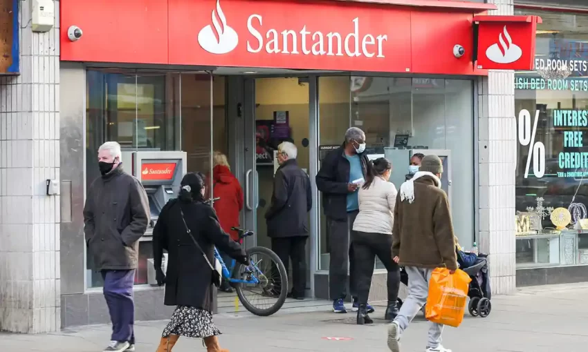 Santander is cutting the opening hours of hundreds of branches, saying it is responding to changing customer habits.