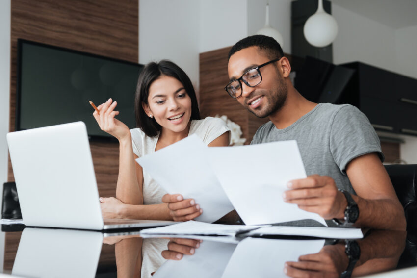 Women and men in coworking couples are disproportionately more likely to have similar earnings, finds new research from Aalto University School of Business.