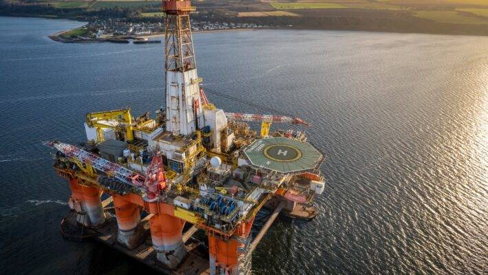 Close,Up,Aerial,View,Of,An,Oil,And,Gas,Drilling