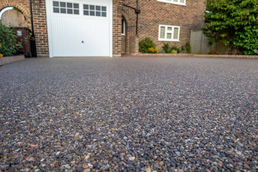 Resin-bound driveways have become a very popular choice of driveway option for many modern homes, whether they’re being used as part of a new build or replacing the old driveway that the property used to have.