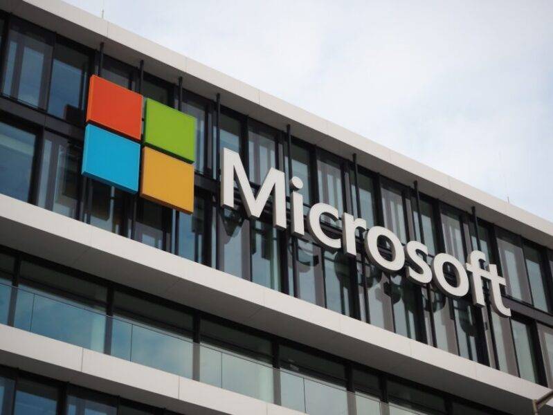 Microsoft beat Wall Street’s forecasts for second-quarter revenue as new artificial intelligence features helped to attract customers to its Cloud and Windows services.