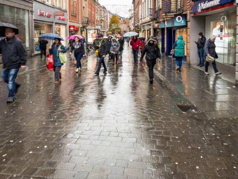 The UK economy failed to grow in April, with heavy rainfall significantly dampening consumer spending. According to the Office for National Statistics (ONS), economic activity remained flat for the month, aligning with economists' forecasts.