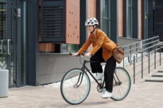 Cycling to work has been shown to significantly reduce the risk of early death from illnesses such as cancer and heart disease, according to a new study.