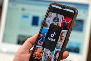 TikTok is back on Apple and Google app stores in the US after Donald Trump postponed the enforcement of a ban. With the deadline now extended to 5 April, speculation grows over potential buyers for the Chinese-owned platform.