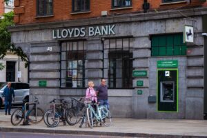 Lloyds Banking Group has been urged to release the complete version of a long-awaited review into whether it concealed a £1 billion fraud tied to the Reading branch of HBOS.