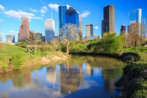 Texas is seeing an influx in individuals moving there from other states. This has led to some people wondering why the Lone Star state seems so attractive right now. As it turns out, there’s a lot about Texas that’s appealing to many individuals from various walks of life.